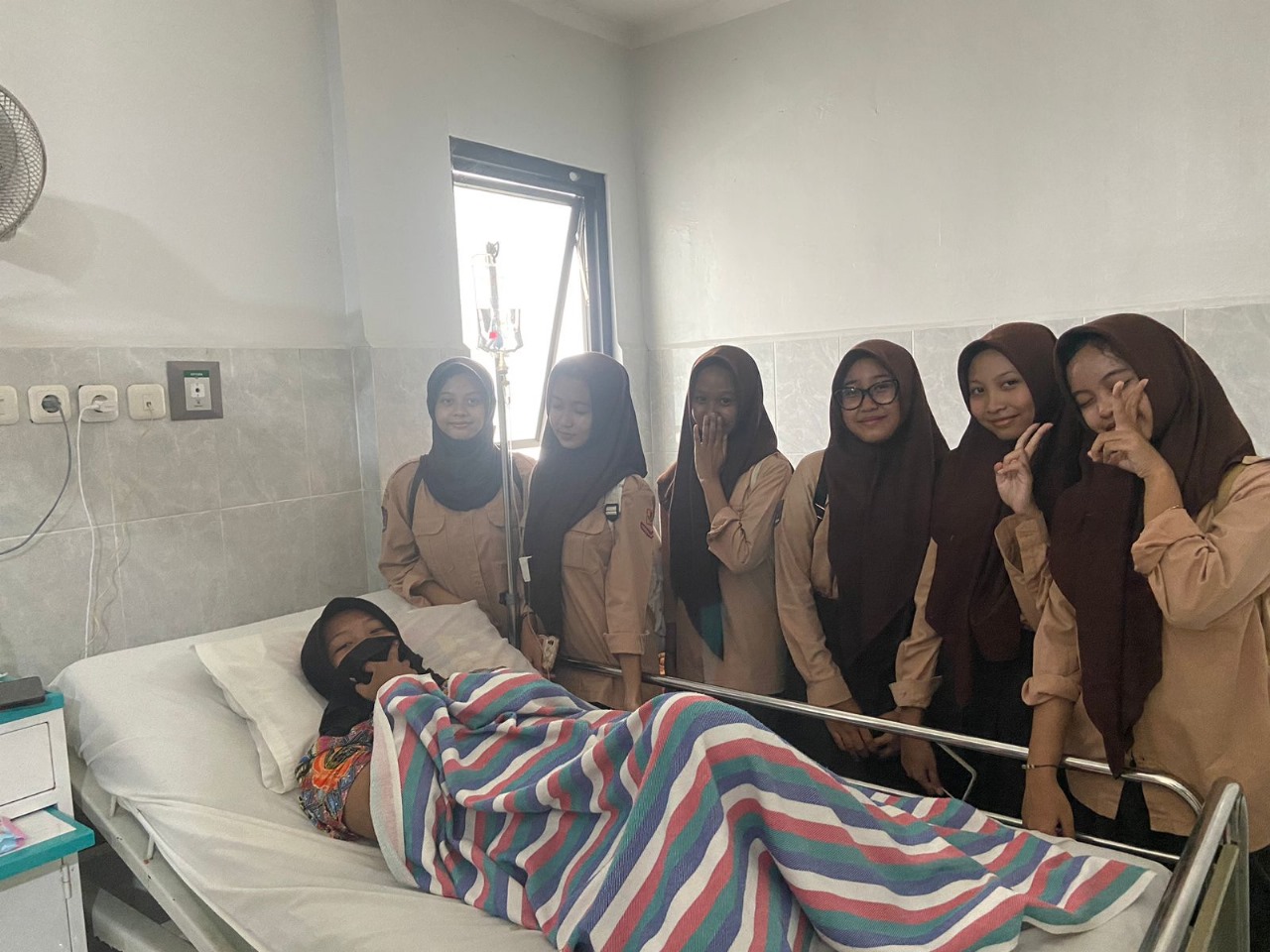 Siswa Kelas IXA MtsN 9 Bantul Jenguk Teman yang Sakit Demam Berdarah