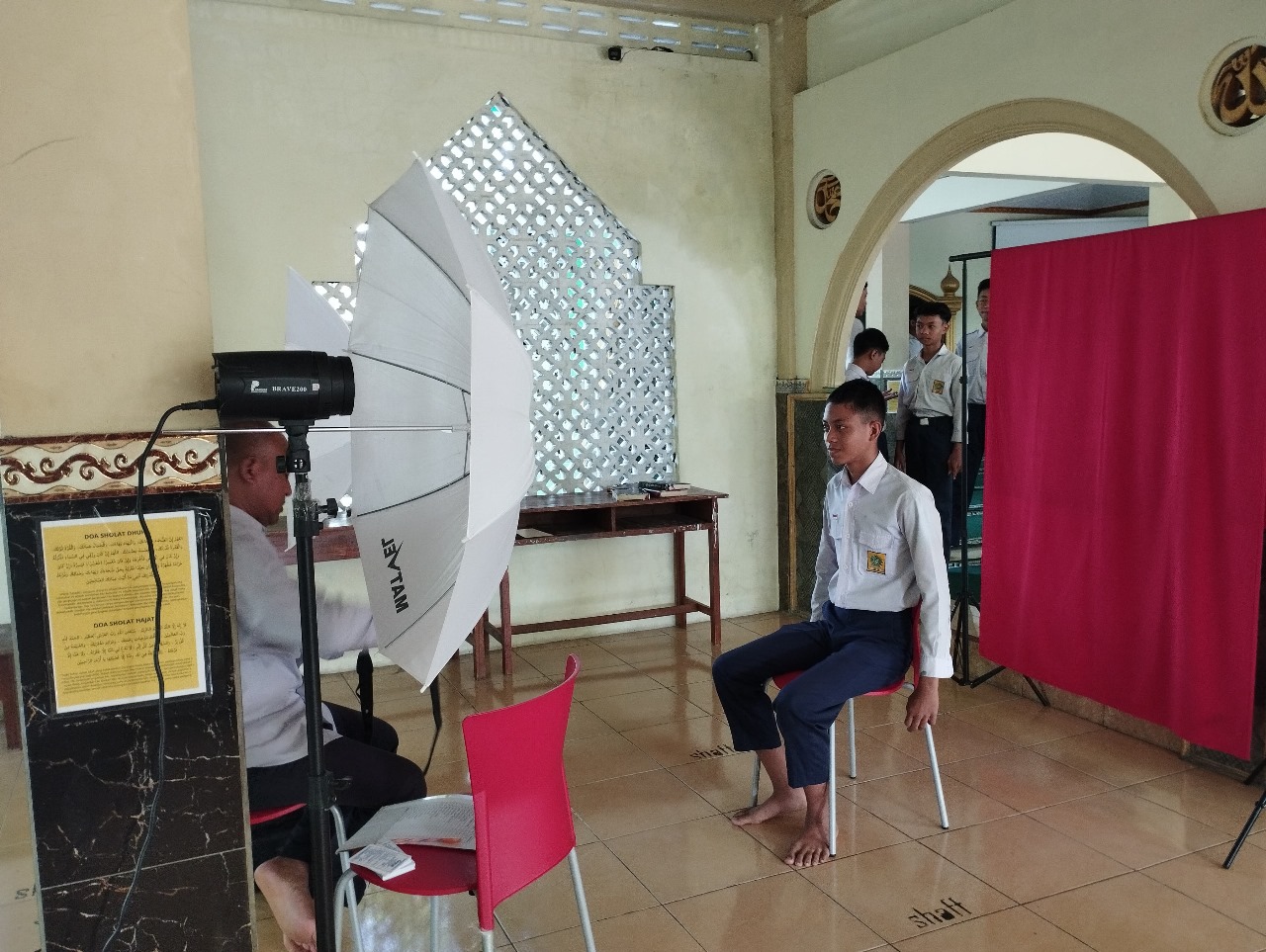 Siswa Kelas IX MTsN 9 Bantul Ikuti Pemotretan untuk Foto Ijazah