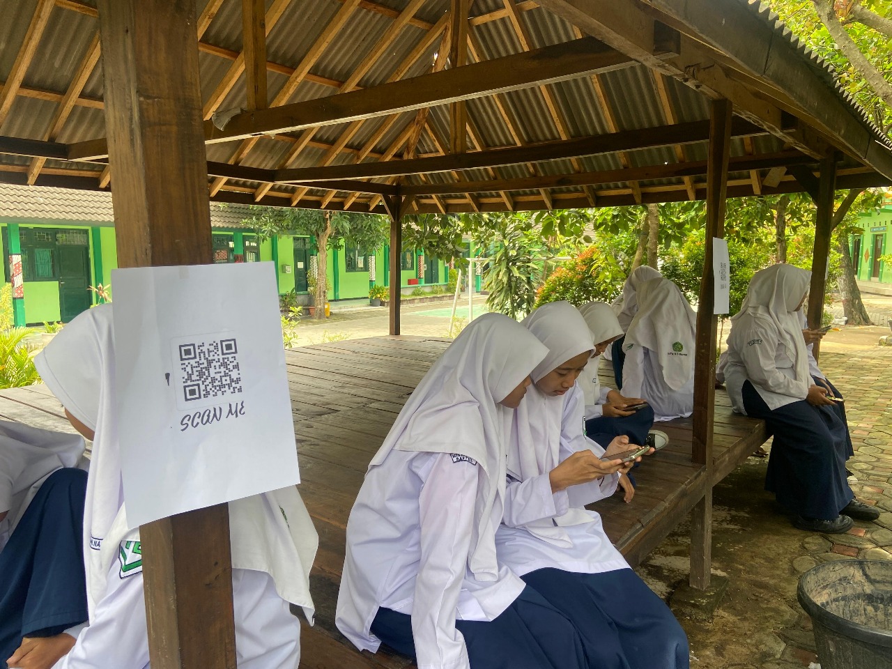 Guru MTsN 9 Bantul Manfaatkan QR Code sebagai Media Pembelajaran pada Kelas VII E