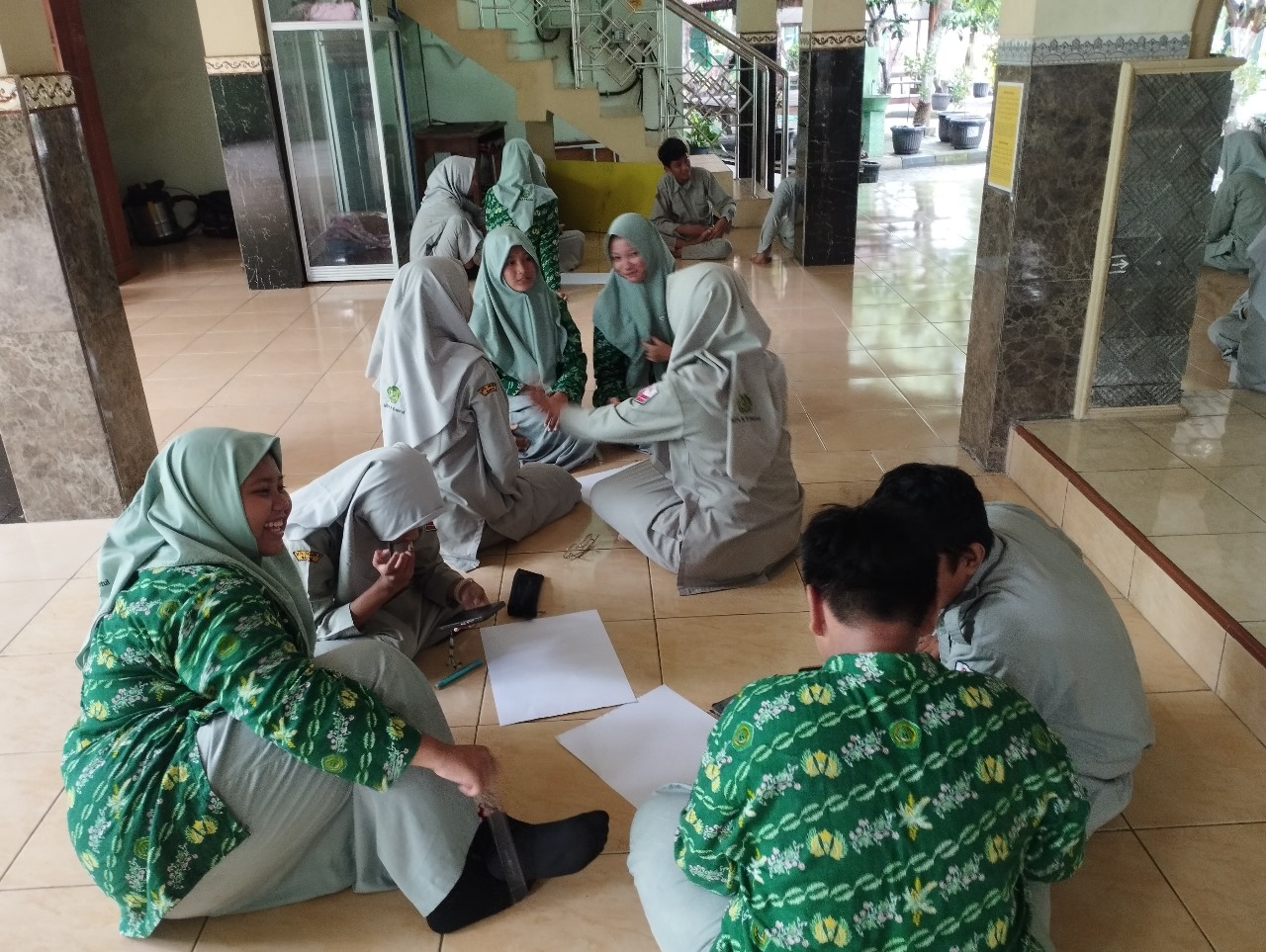 Pengurus OSIM MTsN 9 Bantul Koordinasi Pembuatan Poster untuk Sukseskan Program Madrasah